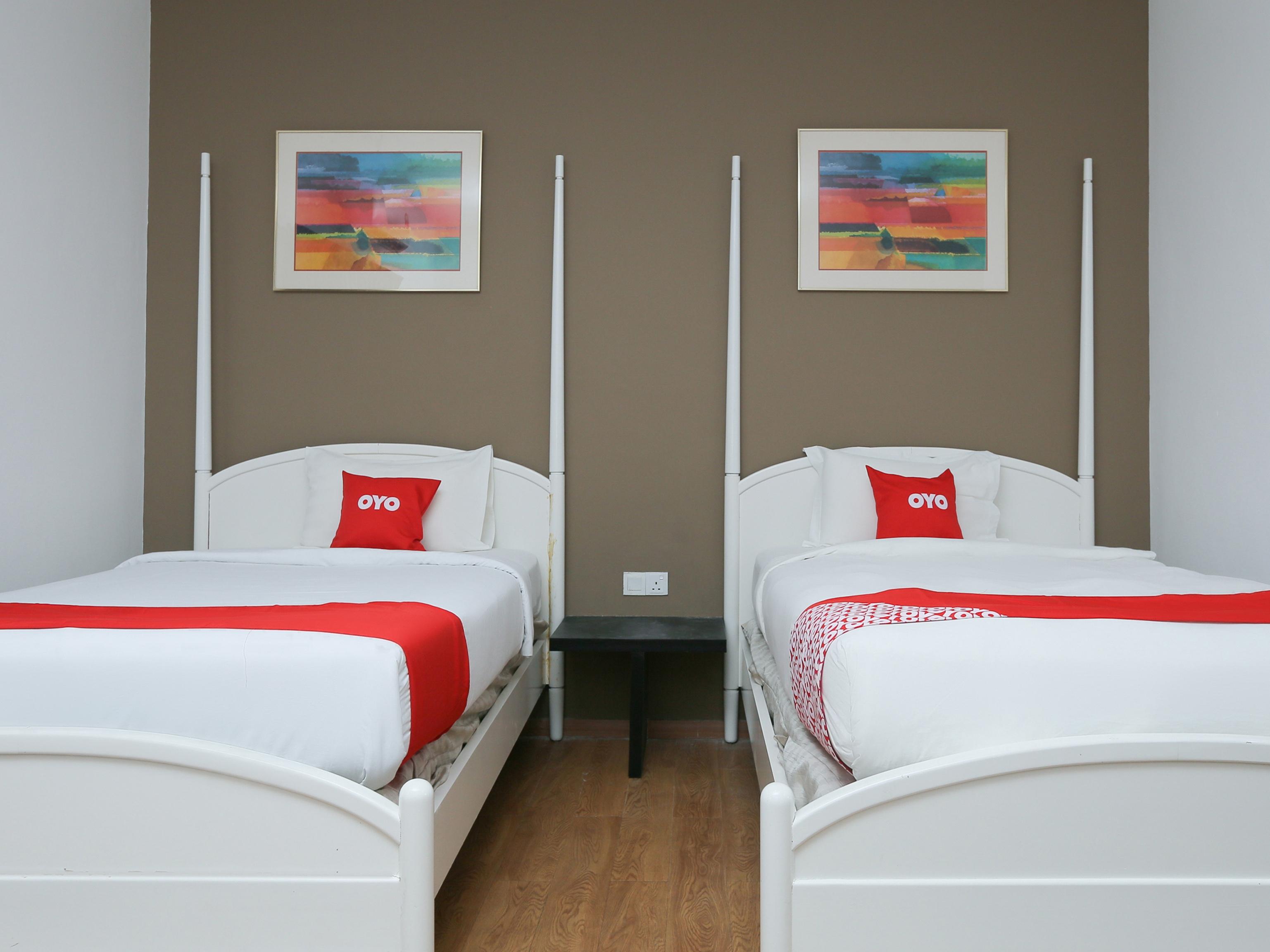 Oyo 89915 East Mount Hotel Кукуп Екстериор снимка