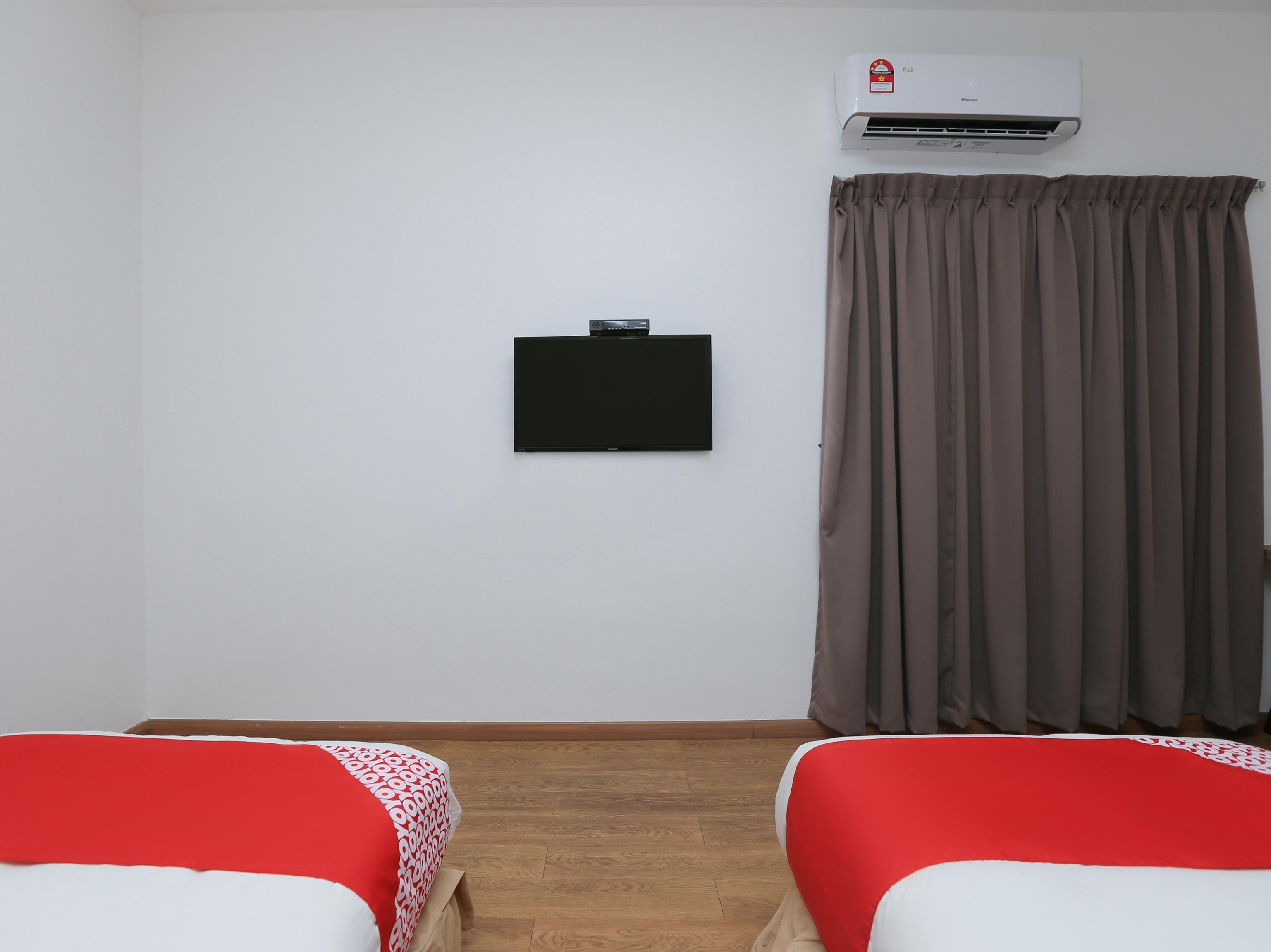 Oyo 89915 East Mount Hotel Кукуп Екстериор снимка