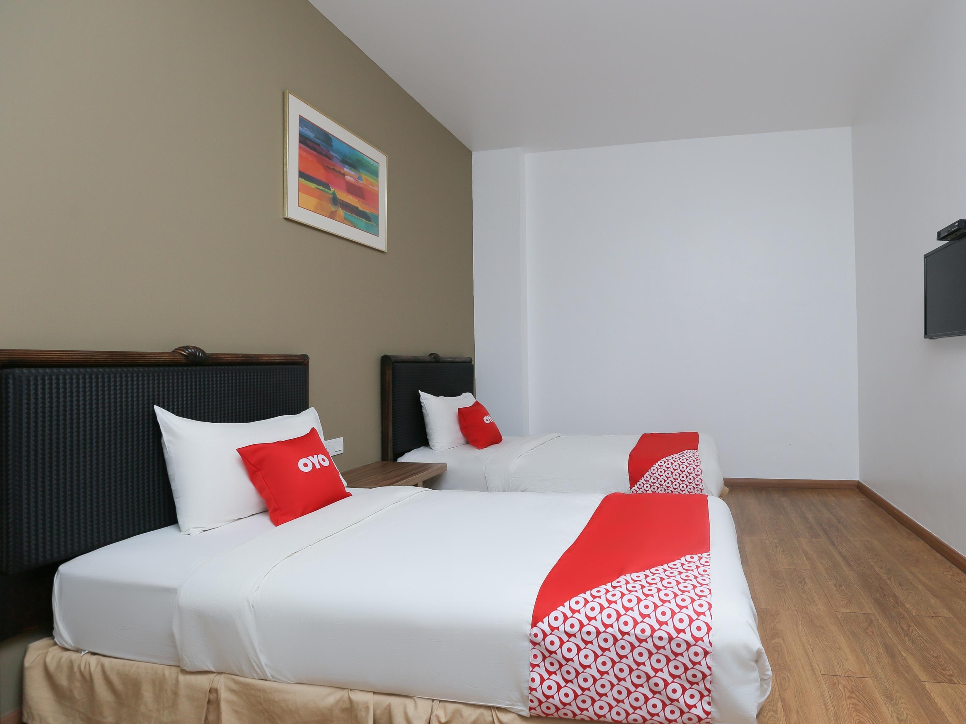 Oyo 89915 East Mount Hotel Кукуп Екстериор снимка