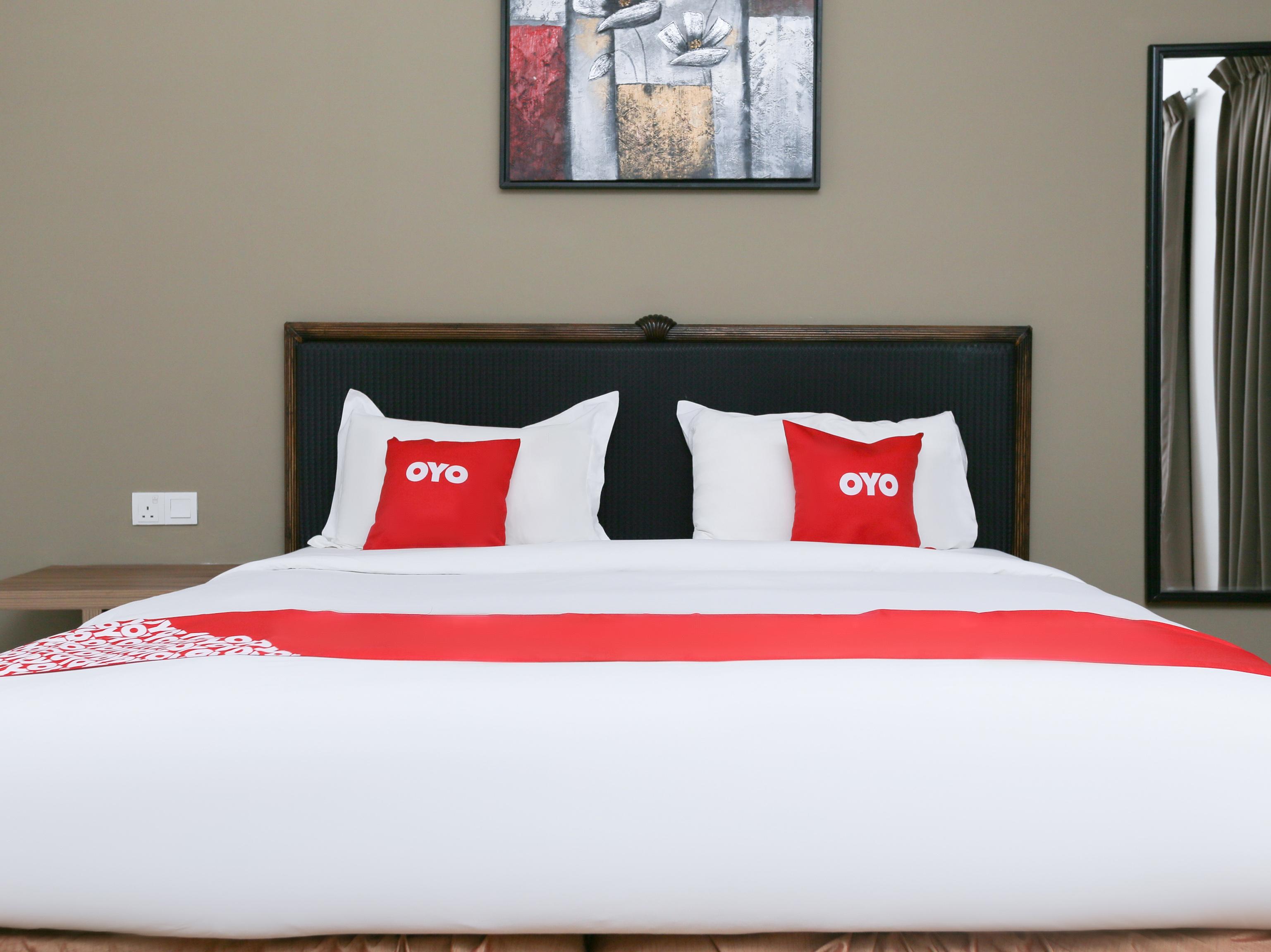 Oyo 89915 East Mount Hotel Кукуп Екстериор снимка