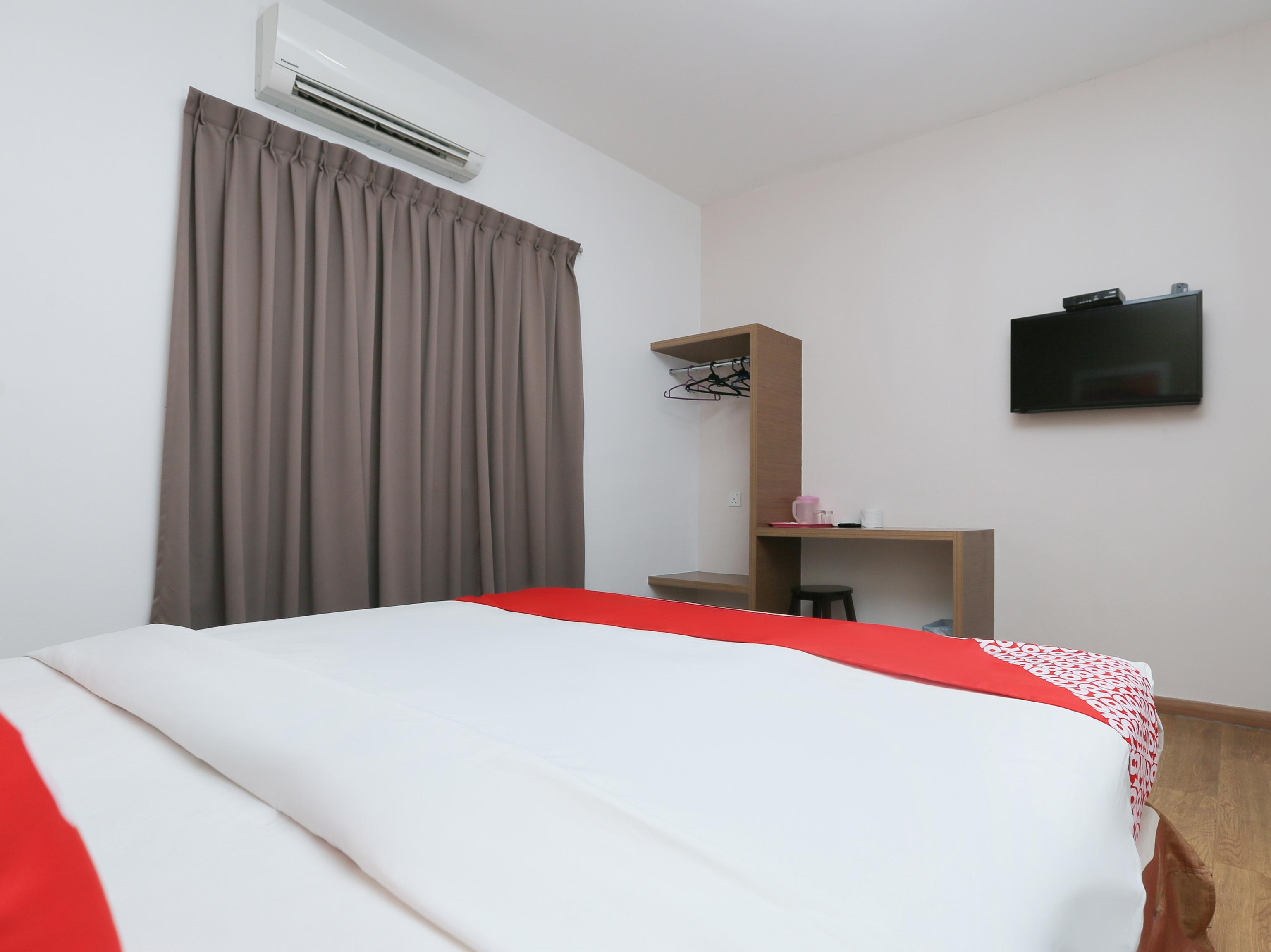 Oyo 89915 East Mount Hotel Кукуп Екстериор снимка