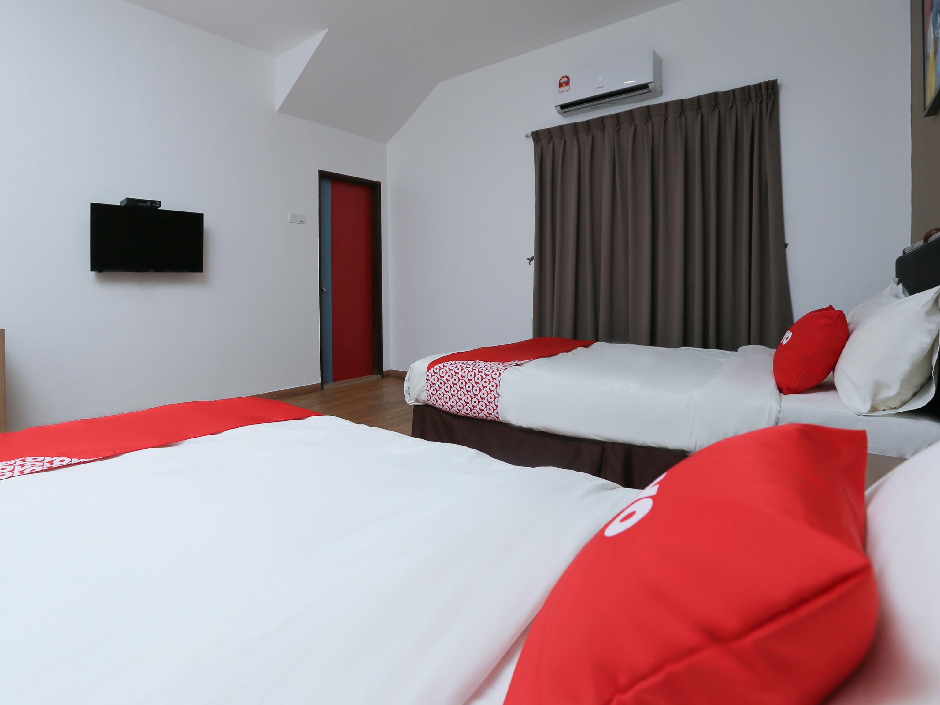 Oyo 89915 East Mount Hotel Кукуп Екстериор снимка