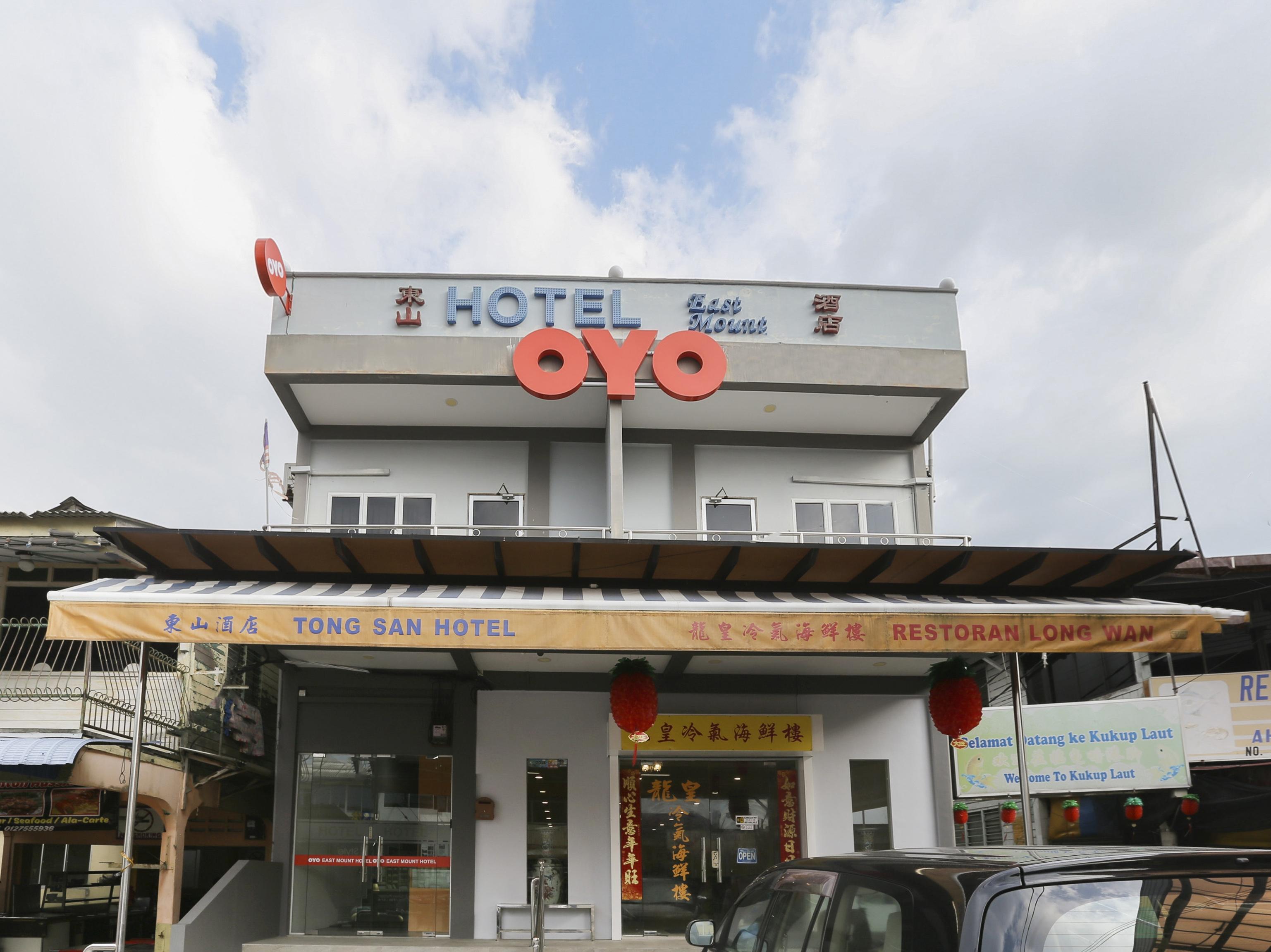 Oyo 89915 East Mount Hotel Кукуп Екстериор снимка