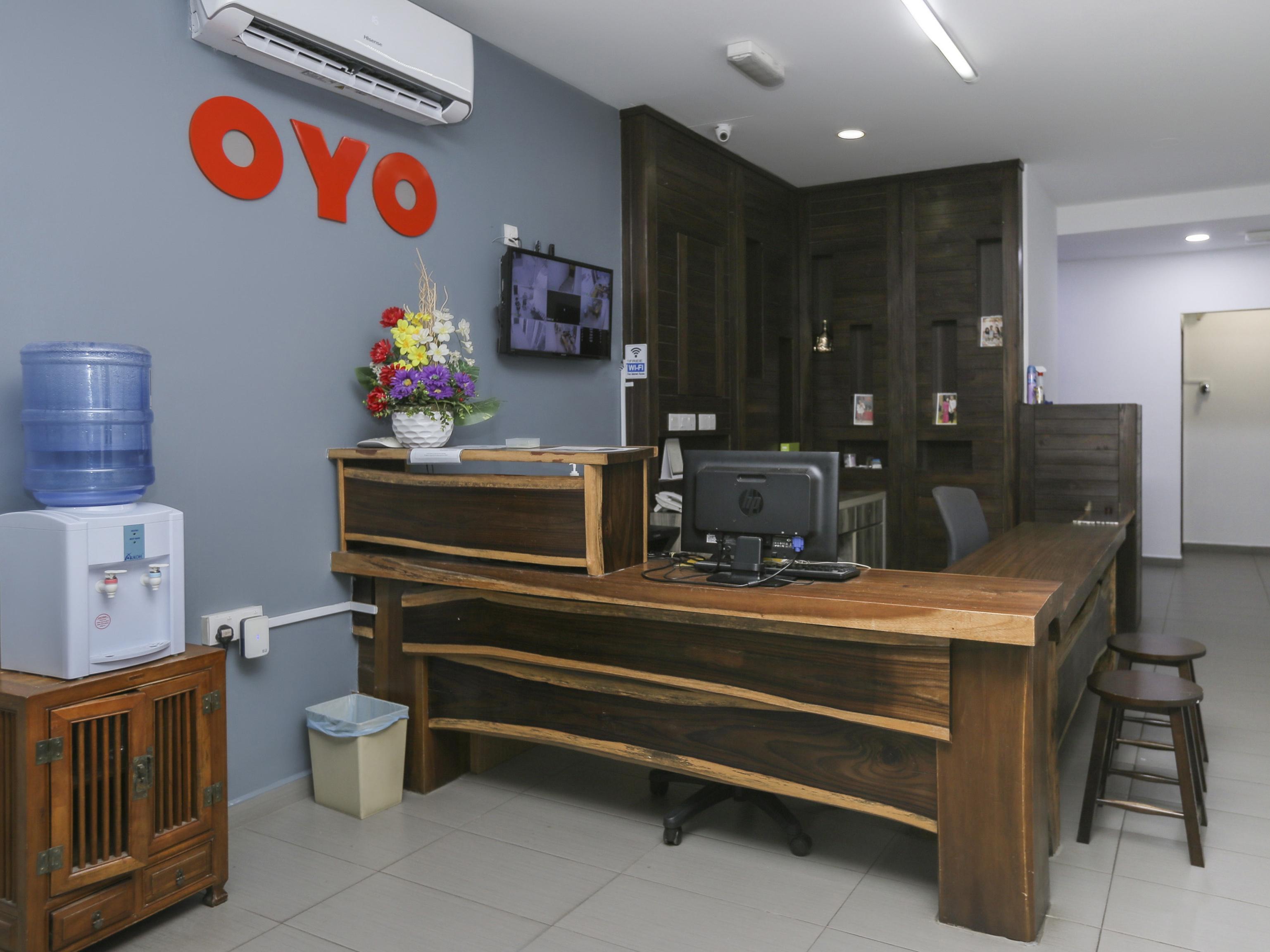 Oyo 89915 East Mount Hotel Кукуп Екстериор снимка