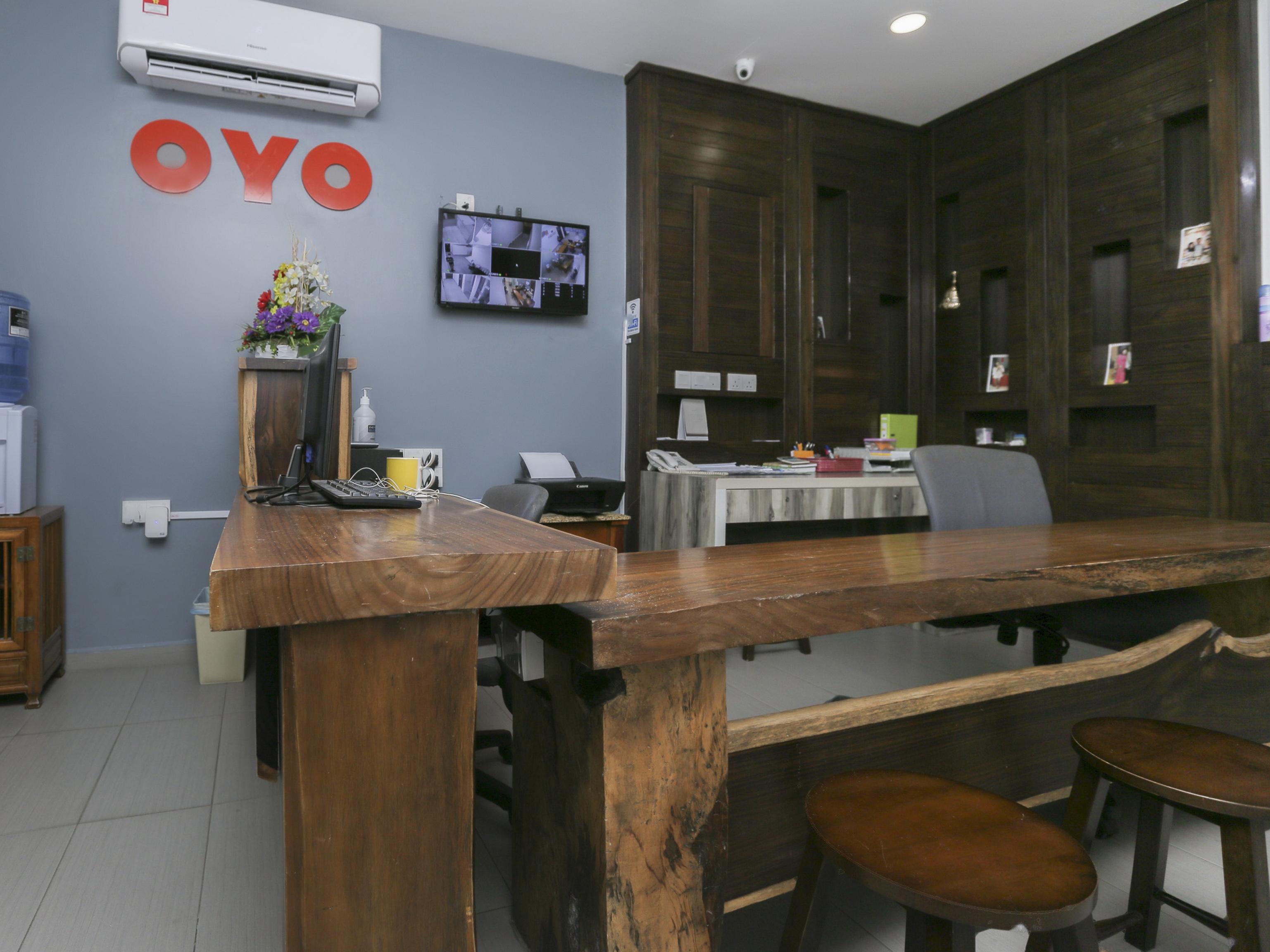 Oyo 89915 East Mount Hotel Кукуп Екстериор снимка
