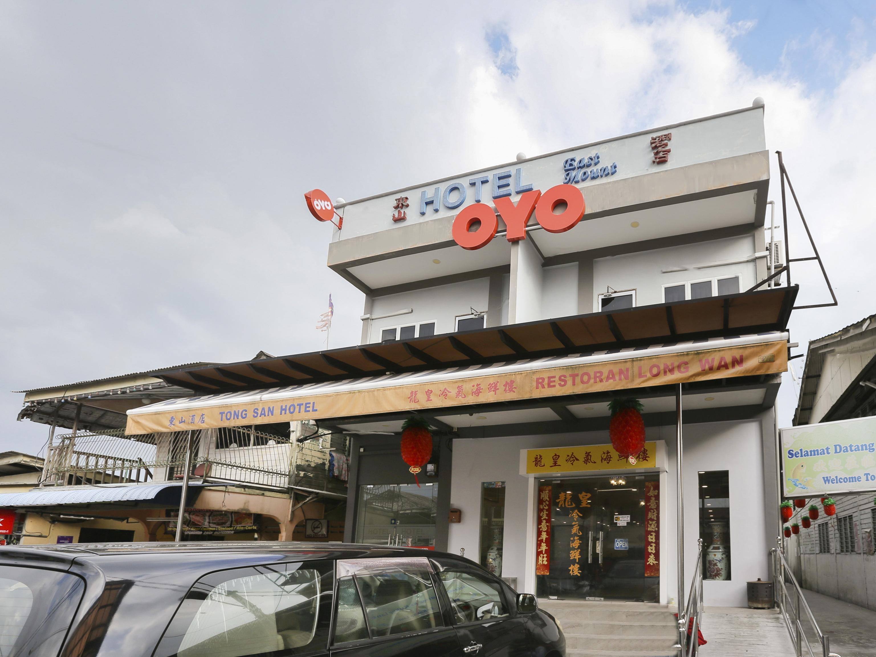 Oyo 89915 East Mount Hotel Кукуп Екстериор снимка