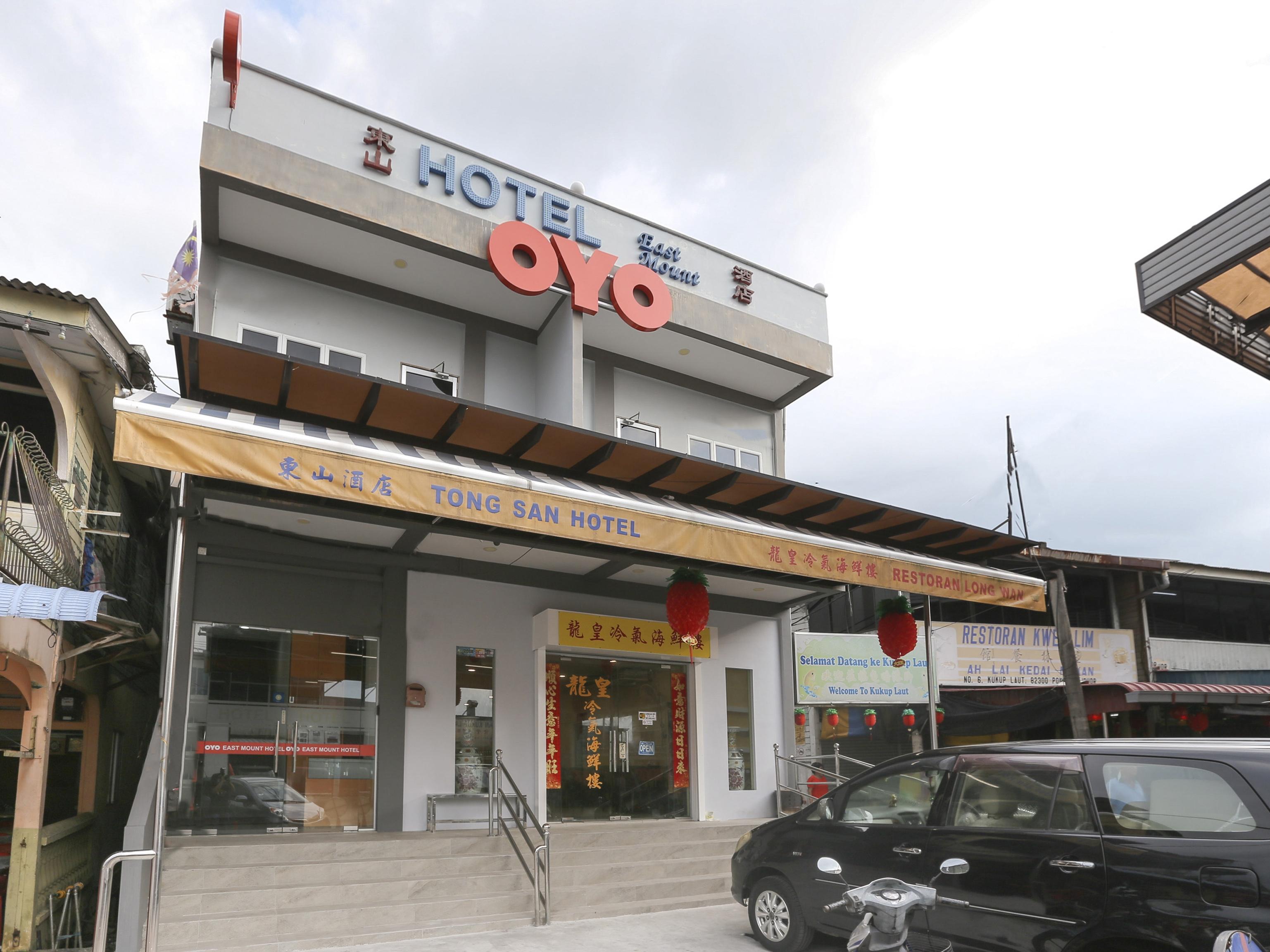 Oyo 89915 East Mount Hotel Кукуп Екстериор снимка