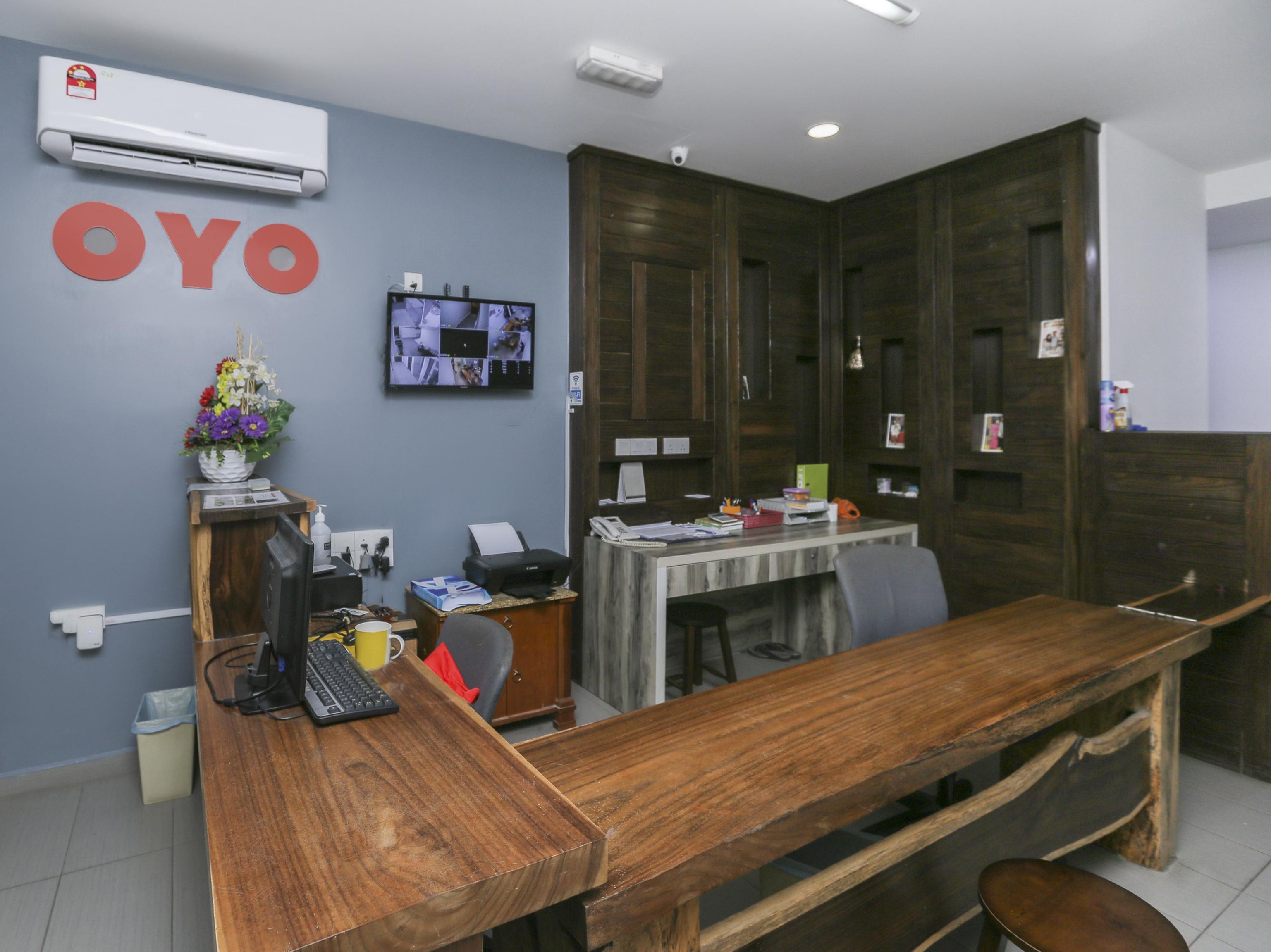 Oyo 89915 East Mount Hotel Кукуп Екстериор снимка