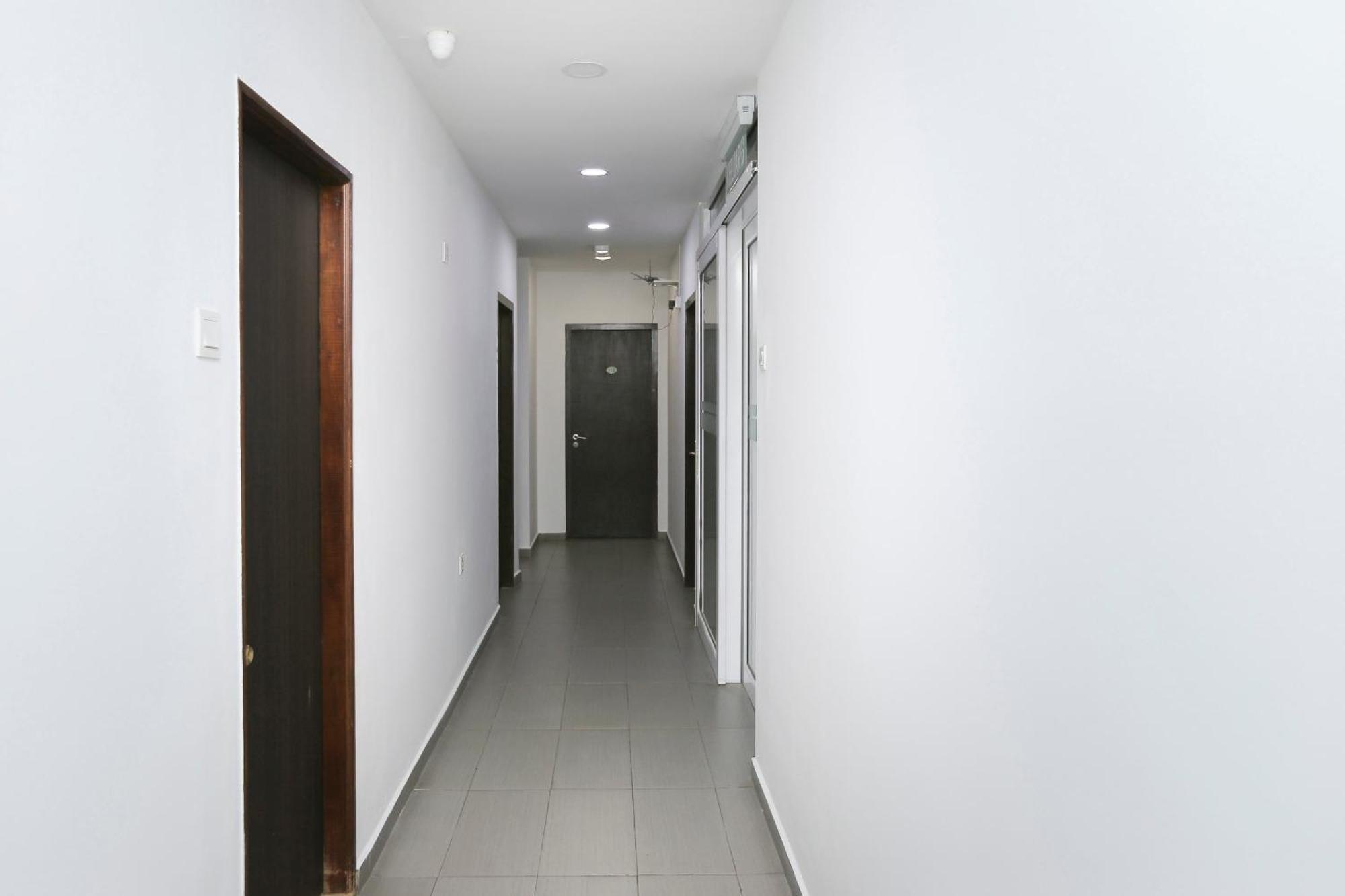 Oyo 89915 East Mount Hotel Кукуп Екстериор снимка