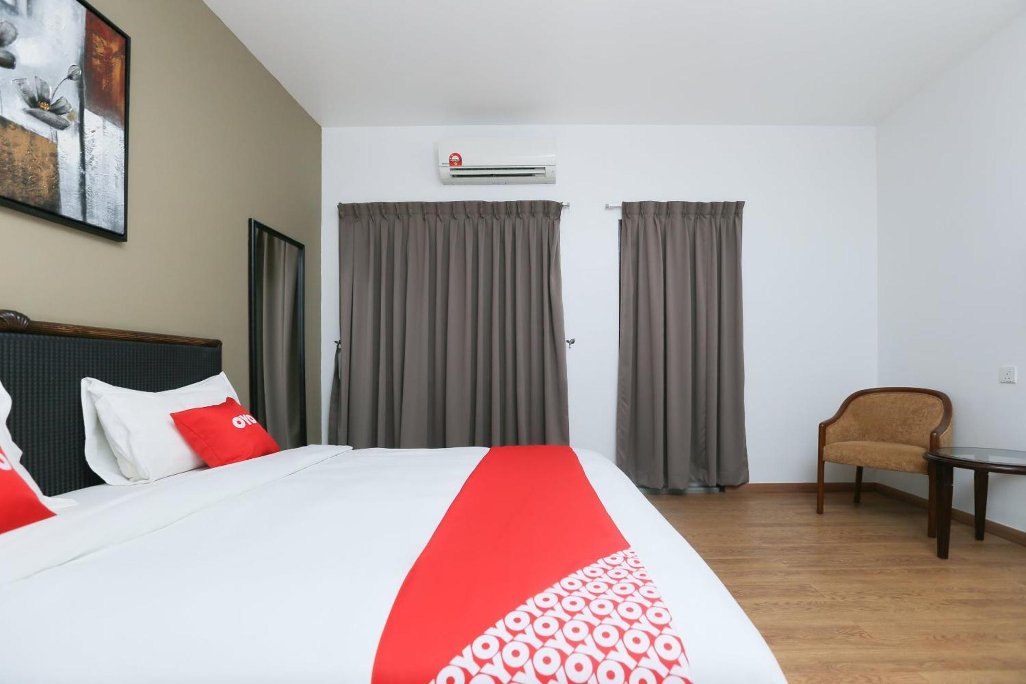 Oyo 89915 East Mount Hotel Кукуп Екстериор снимка