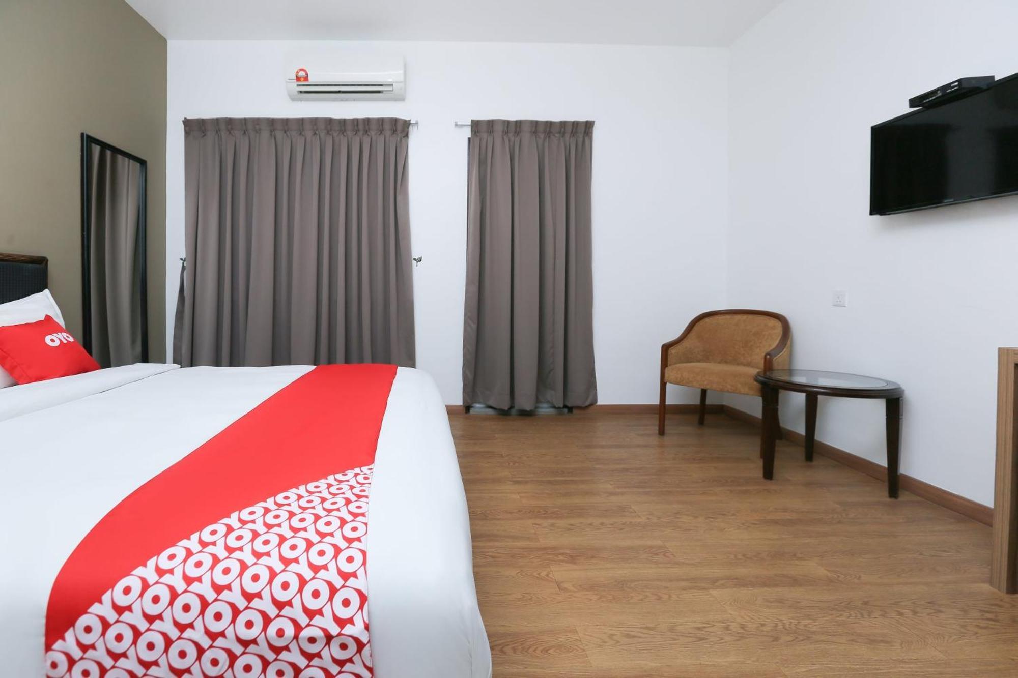 Oyo 89915 East Mount Hotel Кукуп Екстериор снимка