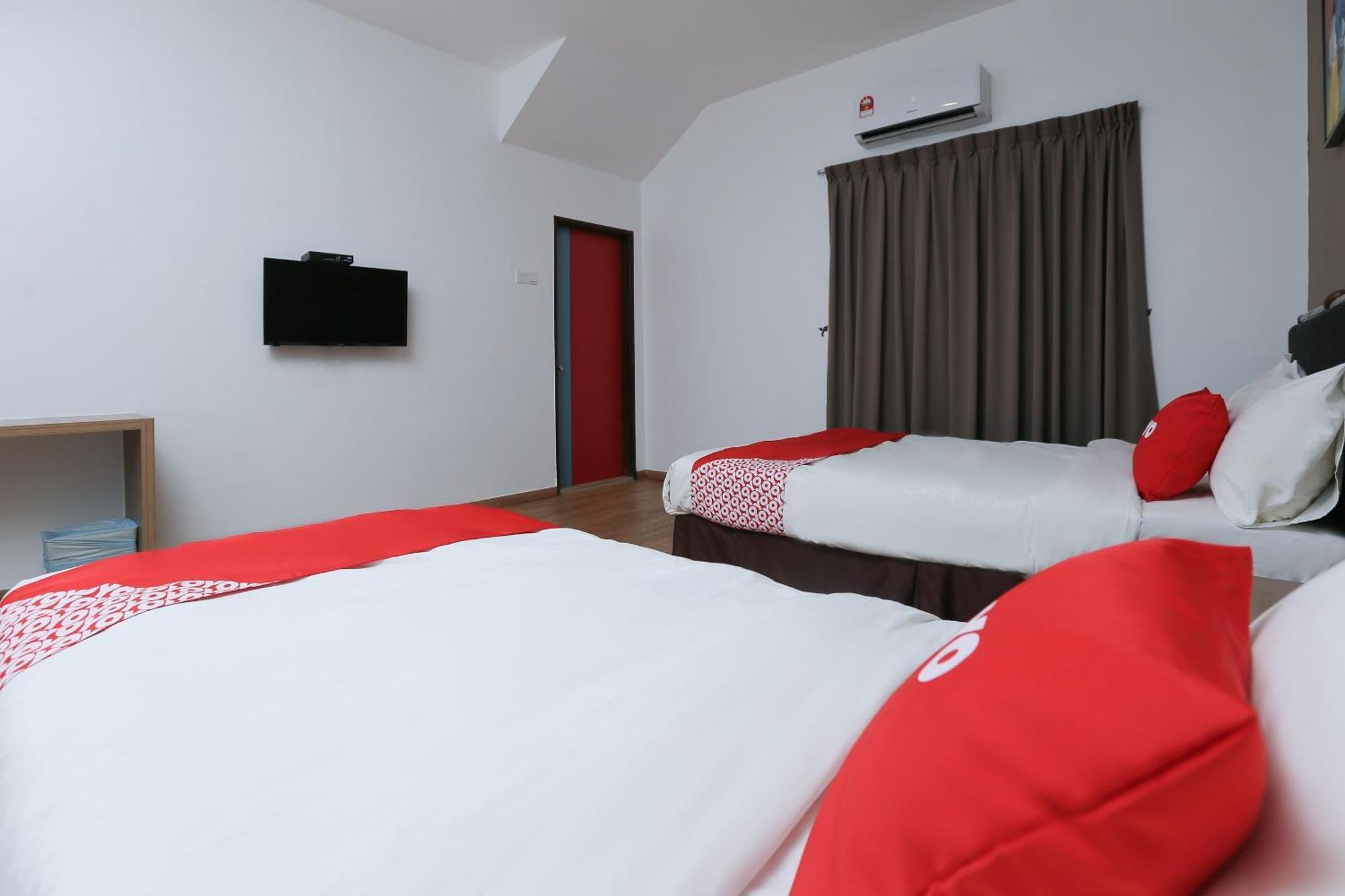 Oyo 89915 East Mount Hotel Кукуп Екстериор снимка