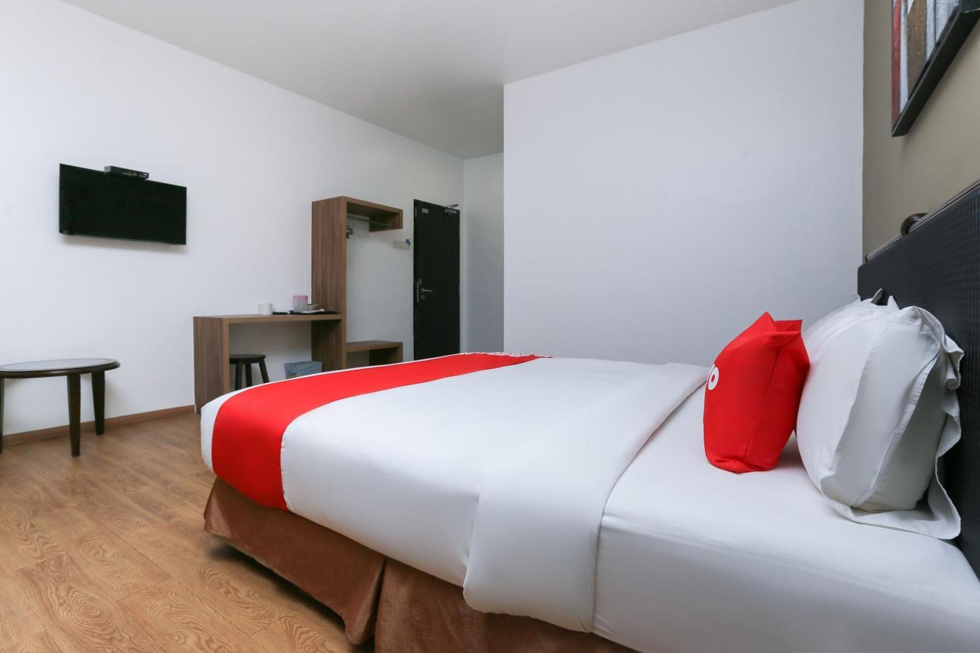 Oyo 89915 East Mount Hotel Кукуп Екстериор снимка