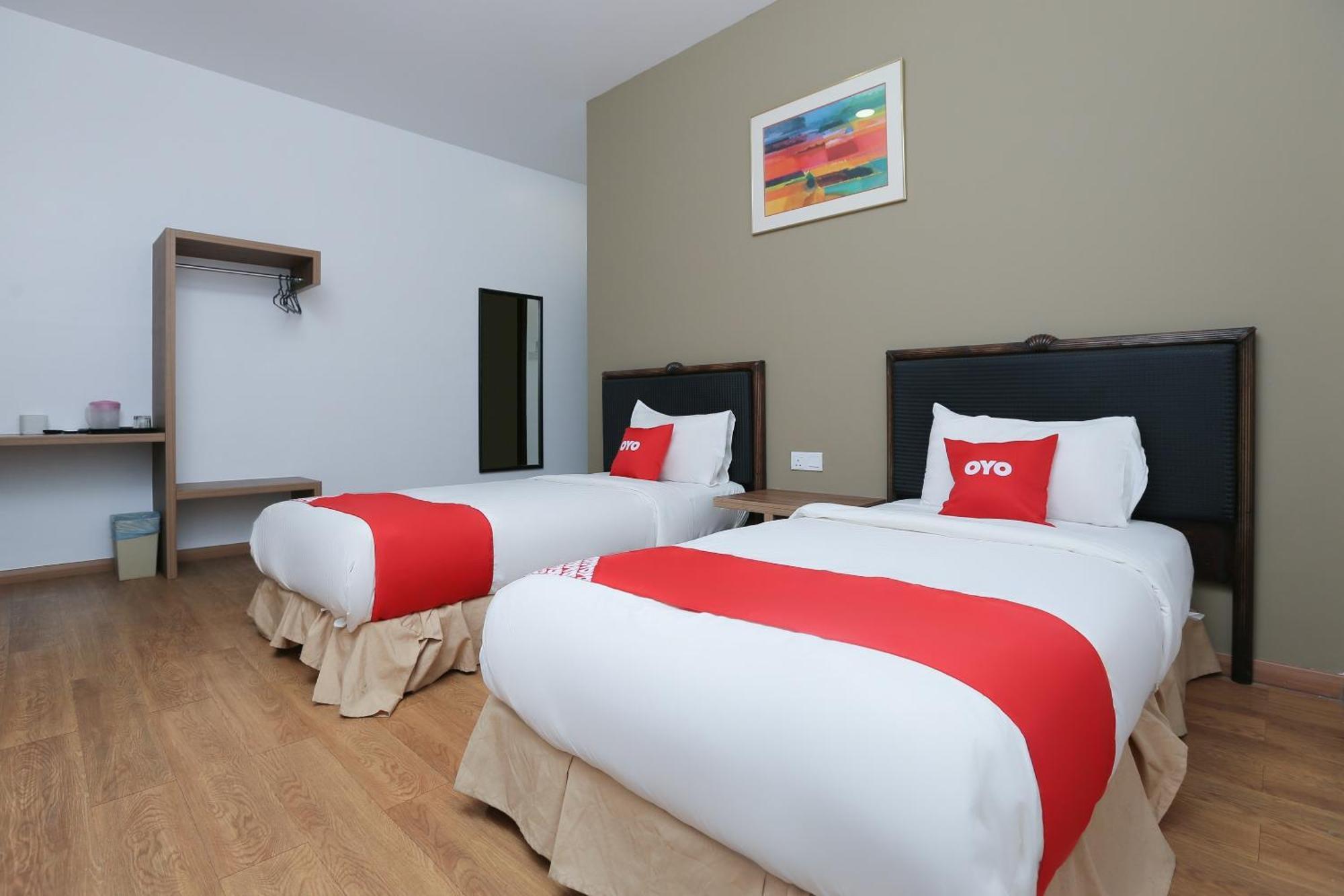 Oyo 89915 East Mount Hotel Кукуп Екстериор снимка