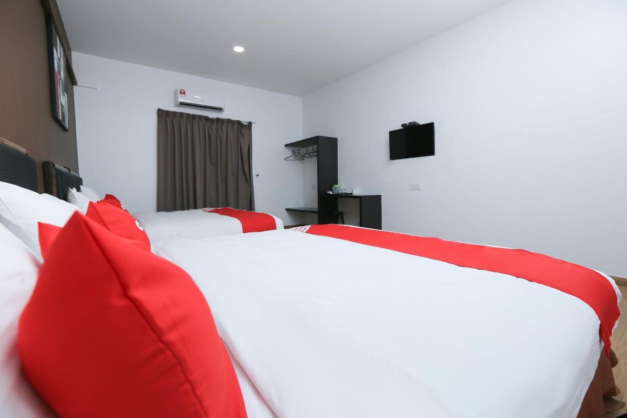 Oyo 89915 East Mount Hotel Кукуп Екстериор снимка