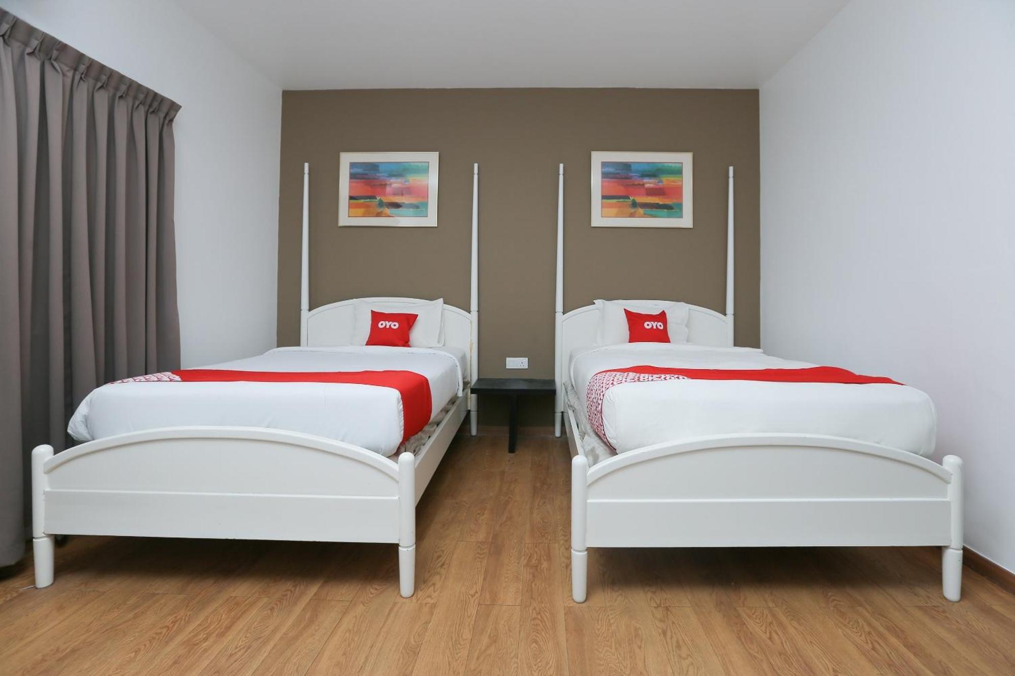 Oyo 89915 East Mount Hotel Кукуп Екстериор снимка