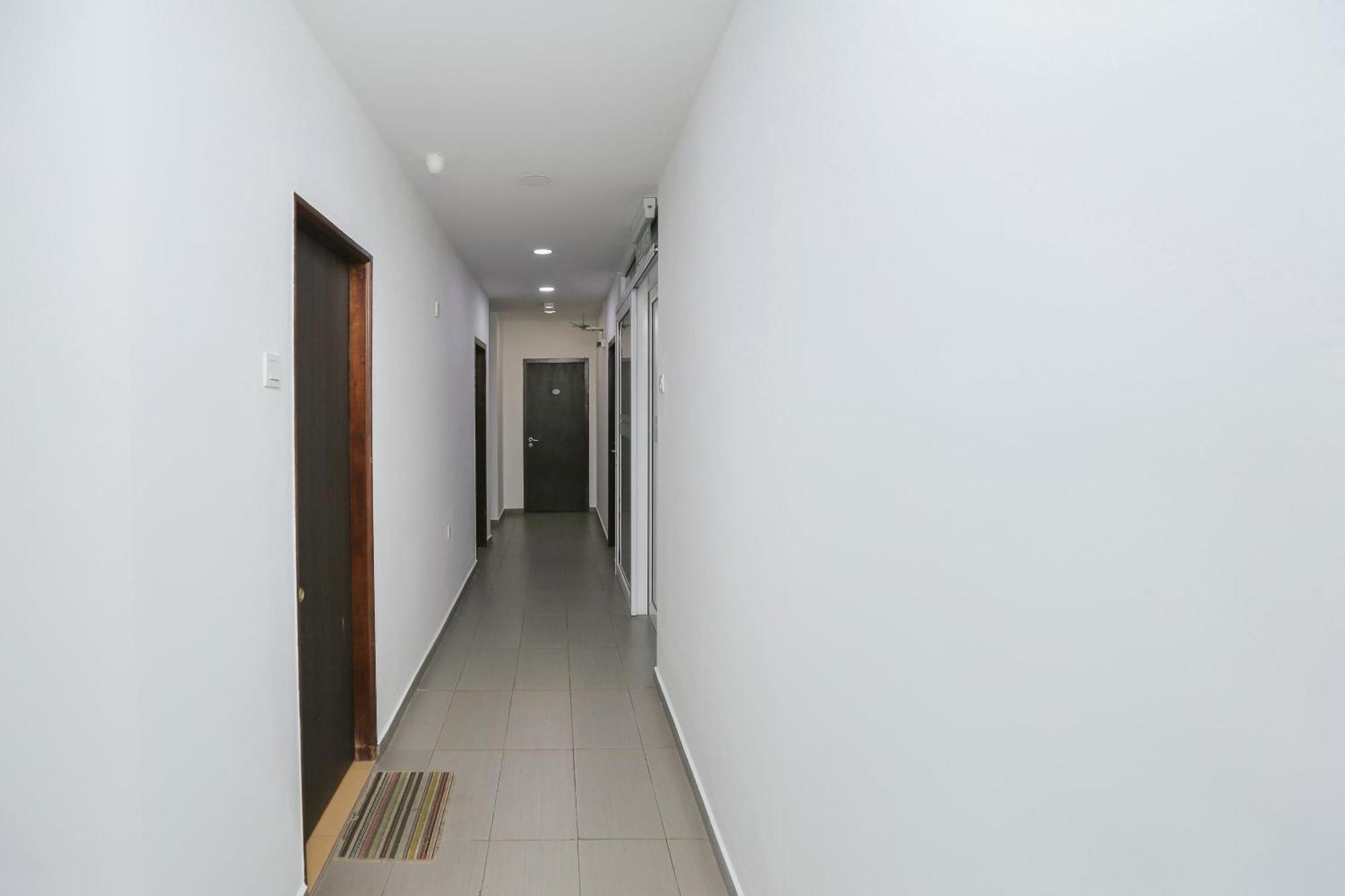 Oyo 89915 East Mount Hotel Кукуп Екстериор снимка