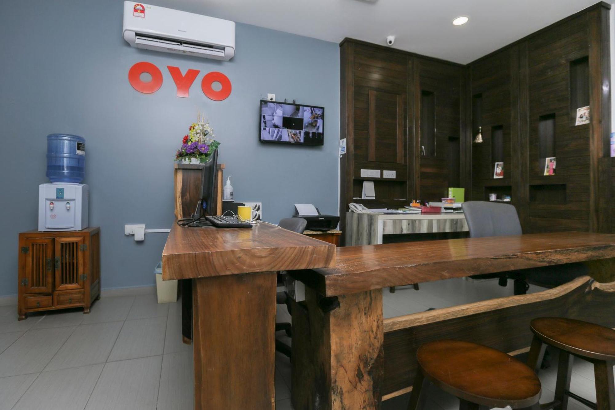 Oyo 89915 East Mount Hotel Кукуп Екстериор снимка