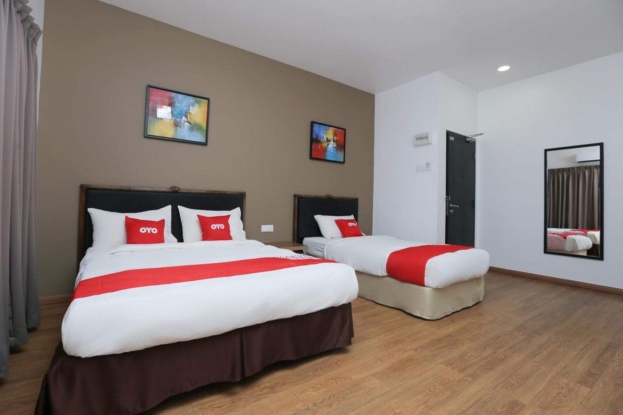 Oyo 89915 East Mount Hotel Кукуп Екстериор снимка