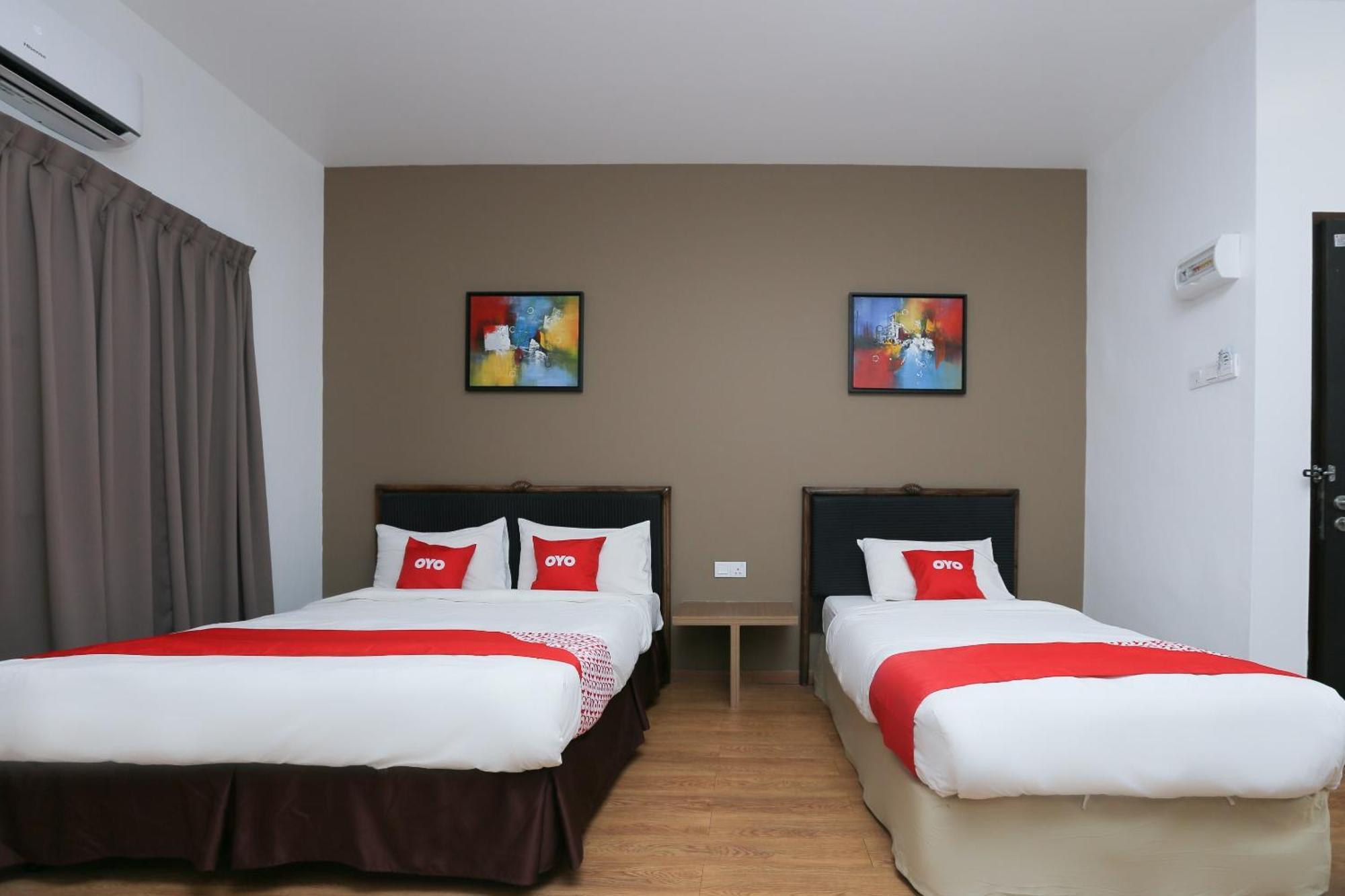 Oyo 89915 East Mount Hotel Кукуп Екстериор снимка