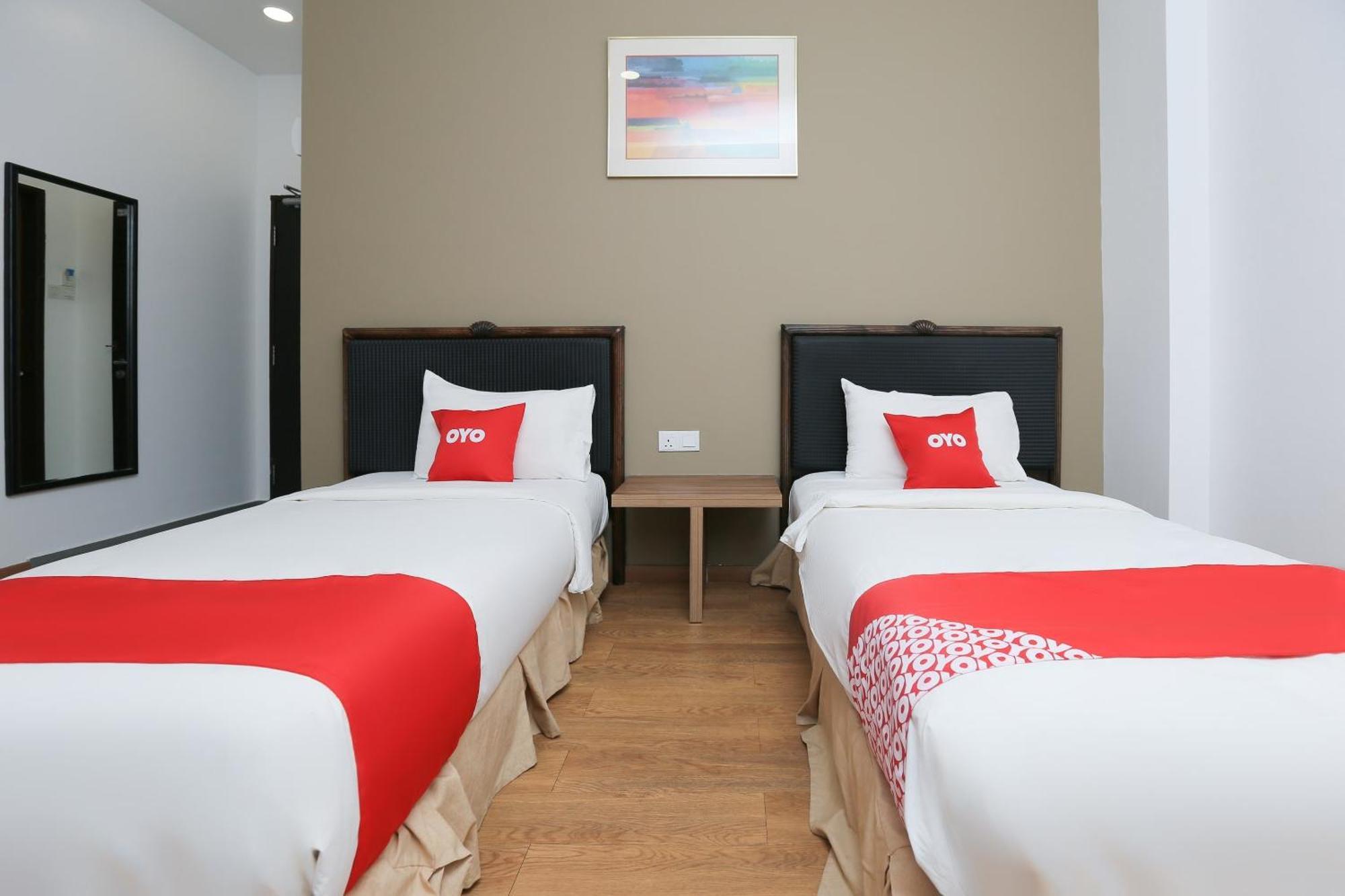 Oyo 89915 East Mount Hotel Кукуп Екстериор снимка