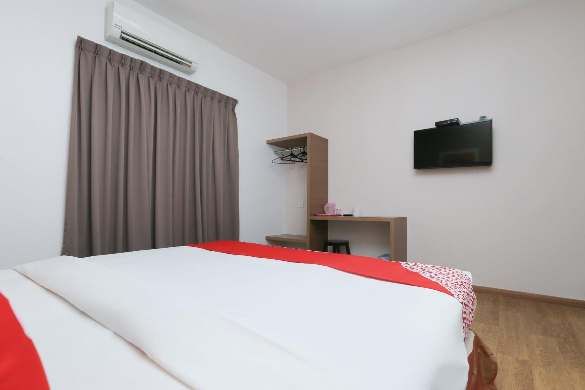 Oyo 89915 East Mount Hotel Кукуп Екстериор снимка