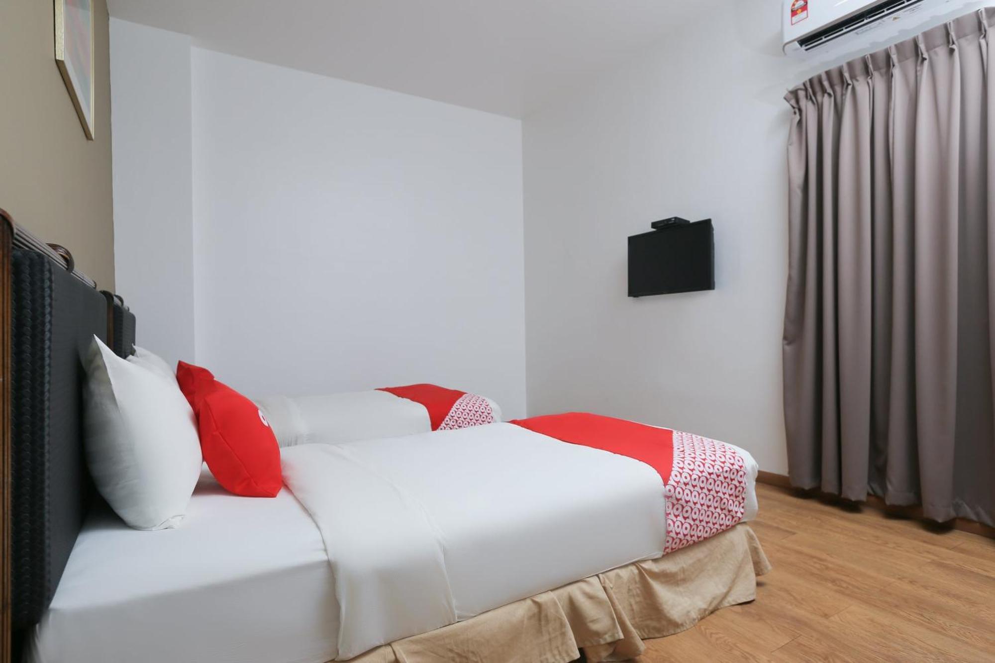 Oyo 89915 East Mount Hotel Кукуп Екстериор снимка