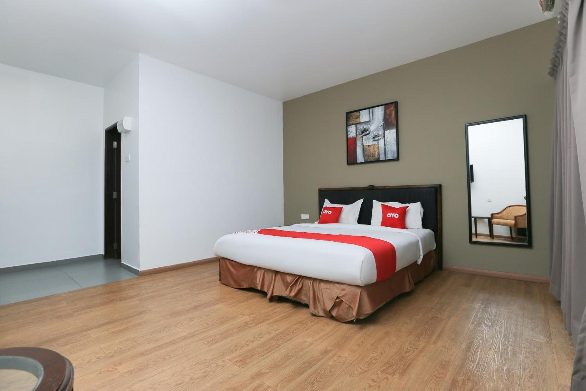 Oyo 89915 East Mount Hotel Кукуп Екстериор снимка
