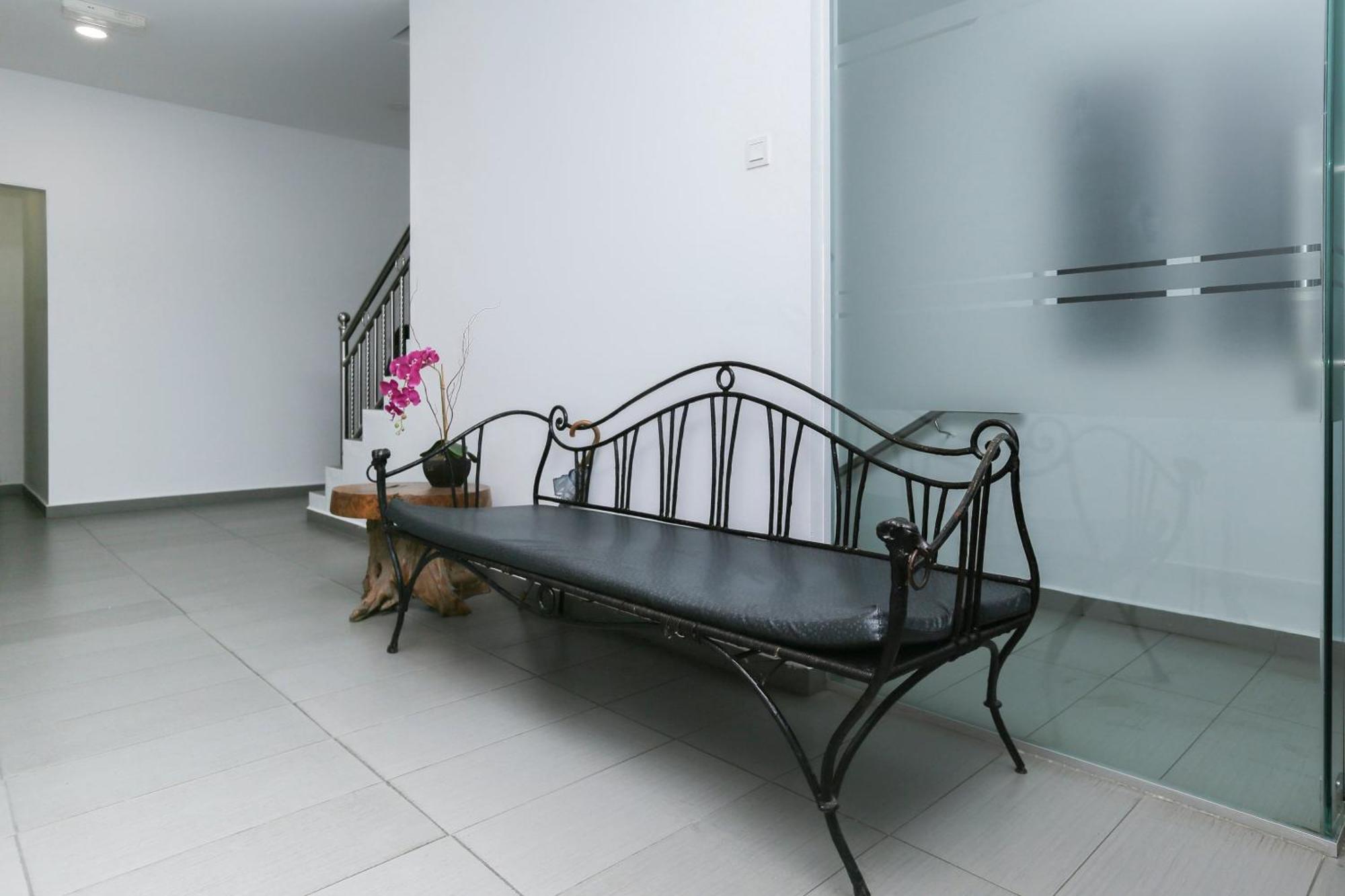 Oyo 89915 East Mount Hotel Кукуп Екстериор снимка