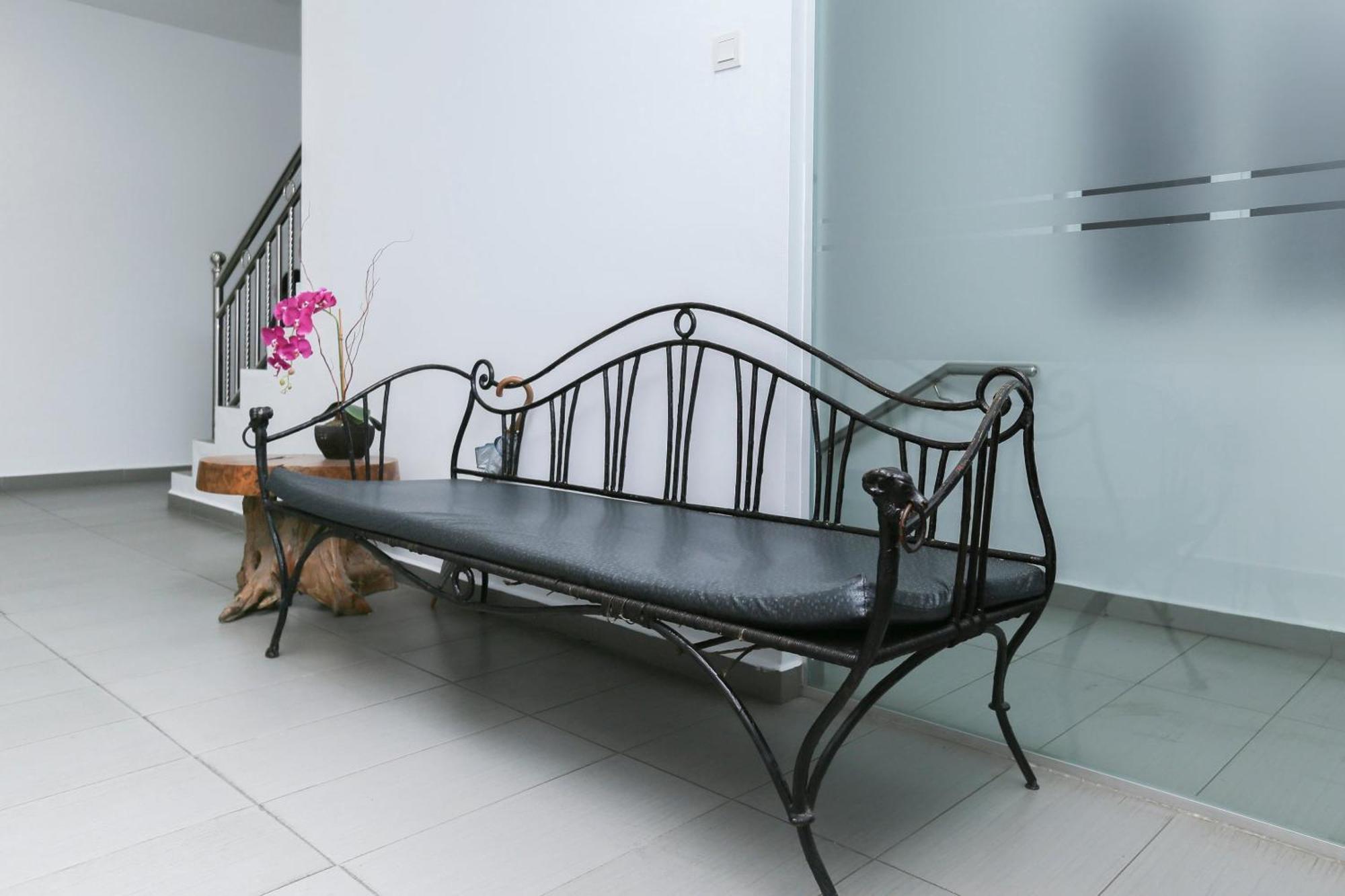 Oyo 89915 East Mount Hotel Кукуп Екстериор снимка