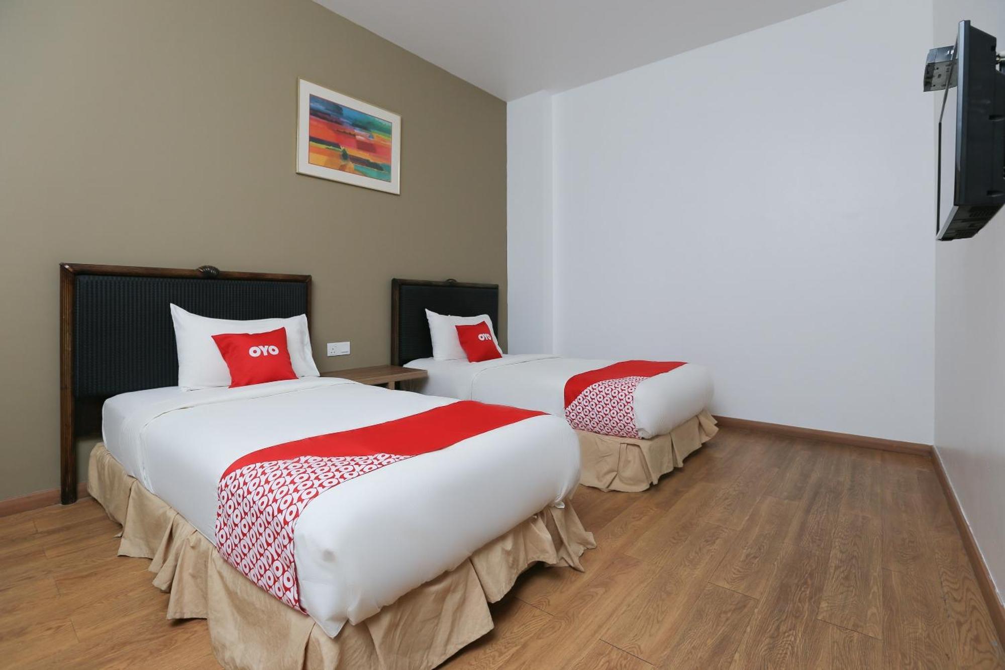 Oyo 89915 East Mount Hotel Кукуп Екстериор снимка