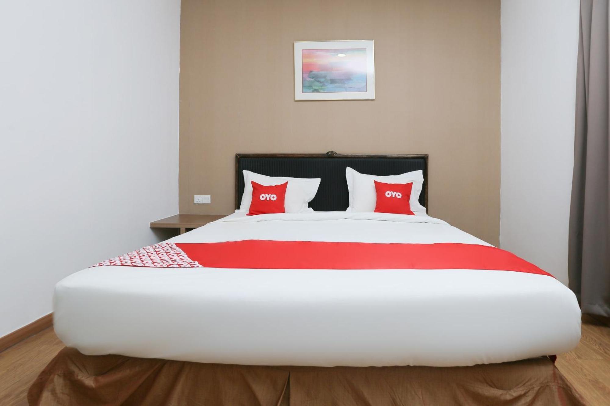 Oyo 89915 East Mount Hotel Кукуп Екстериор снимка