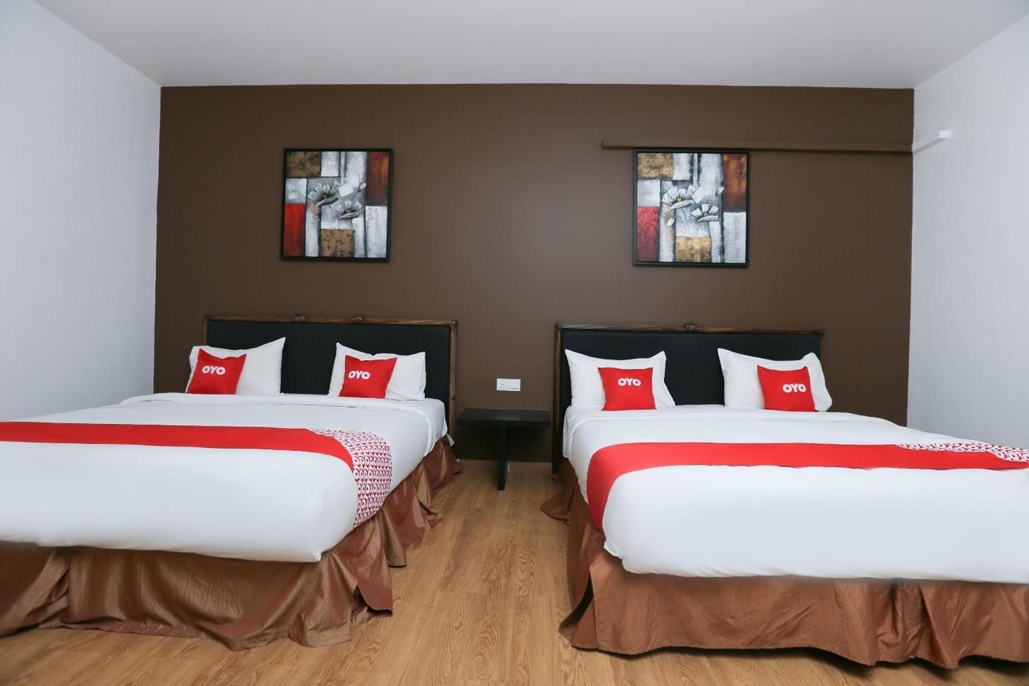 Oyo 89915 East Mount Hotel Кукуп Екстериор снимка