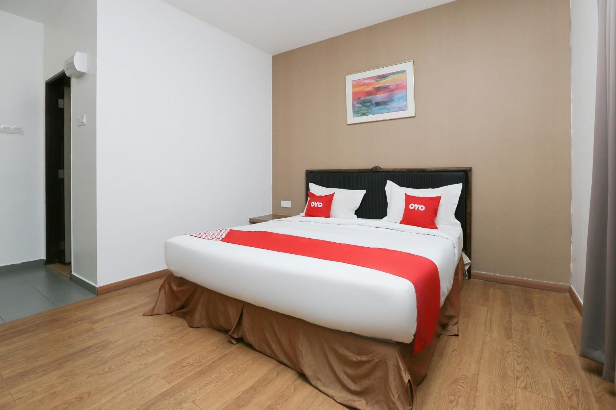 Oyo 89915 East Mount Hotel Кукуп Екстериор снимка