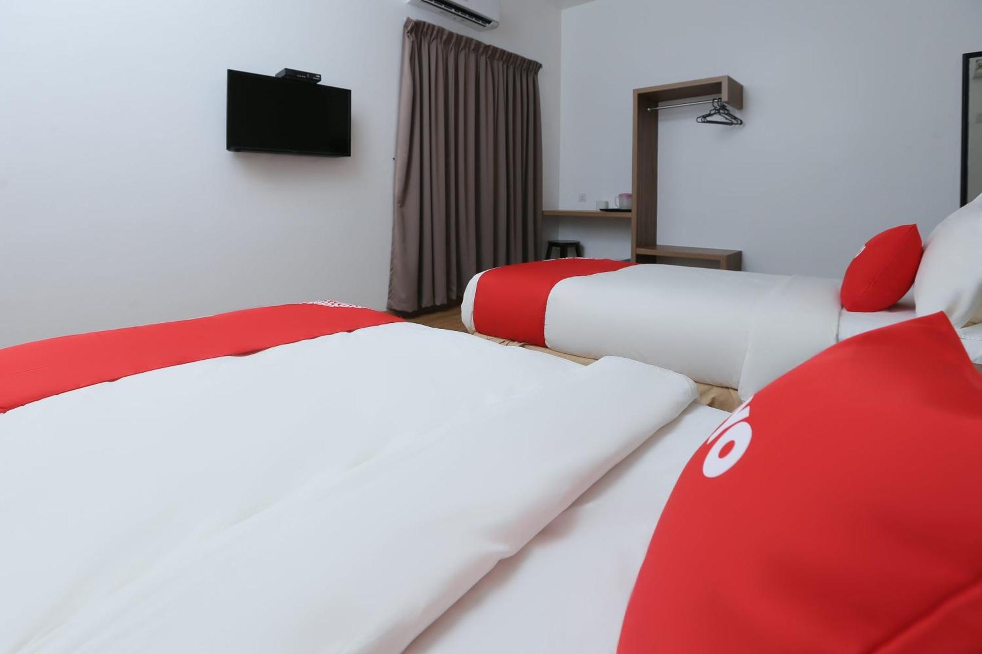 Oyo 89915 East Mount Hotel Кукуп Екстериор снимка