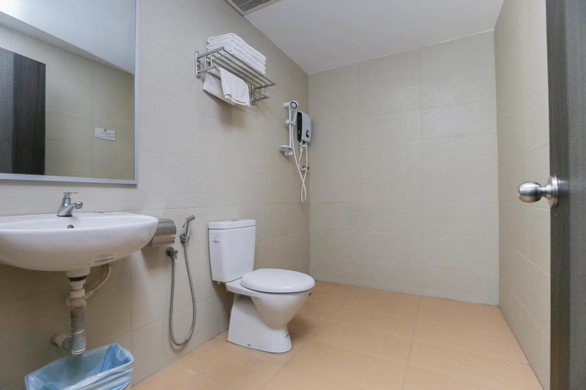 Oyo 89915 East Mount Hotel Кукуп Екстериор снимка