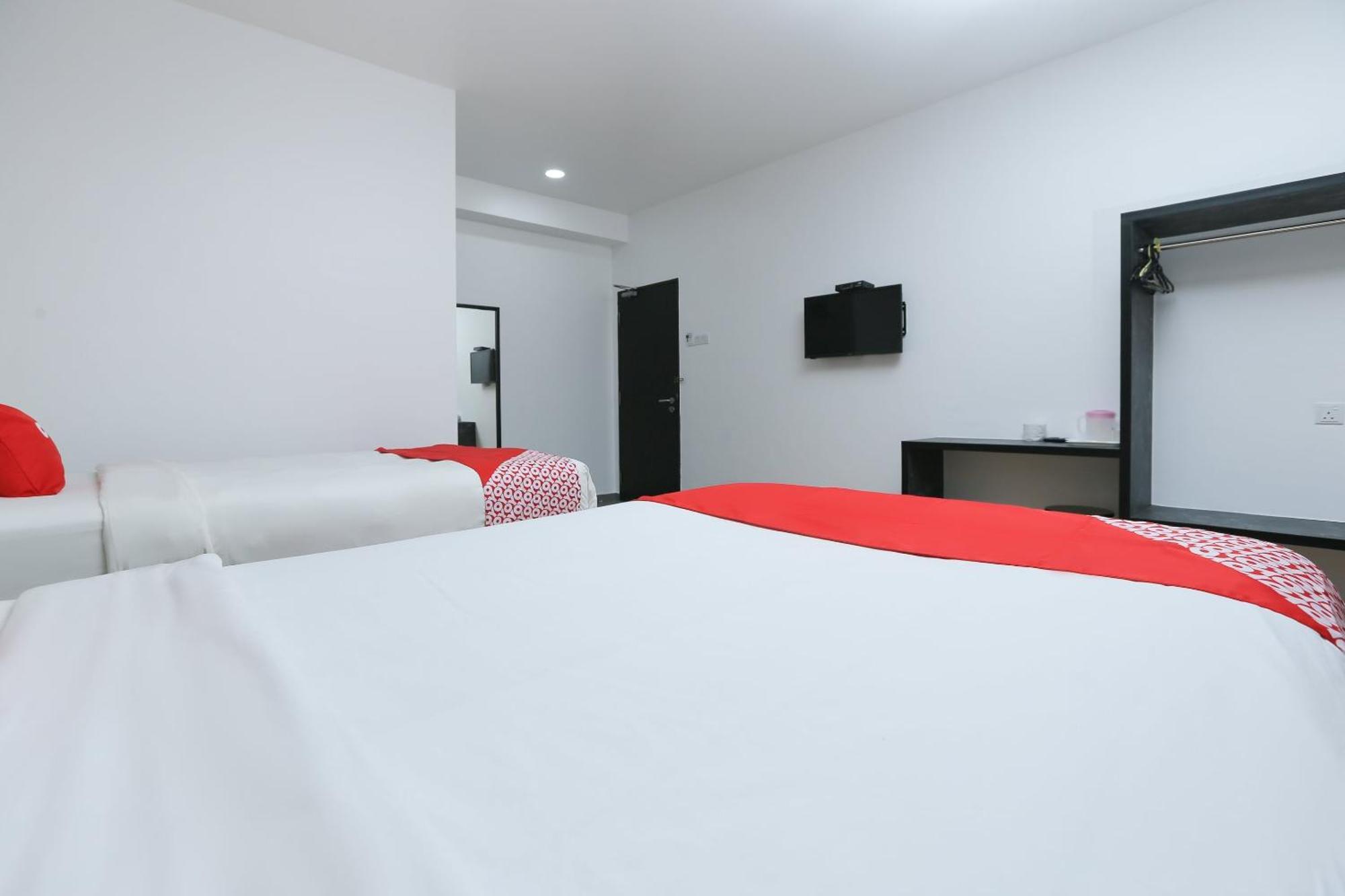 Oyo 89915 East Mount Hotel Кукуп Екстериор снимка